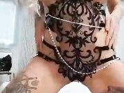 Jessy bionda tatuata fica