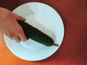 Italiana gode con grosso cetriolo in fica