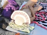 MILF italiana in topless ripresa in spiaggia
