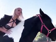 Mercedesz Henger a cavallo in lingerie
