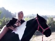 Mercedesz Henger a cavallo in lingerie
