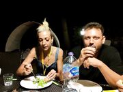 Francesca fa la troia durante la cena con amici