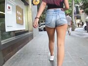 Ragazza culona in short outdoor