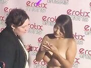 Cristina Miller nuda fa gli autografi ai suoi fans