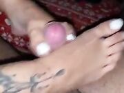 Footjob fidanzata sborrata sui piedini