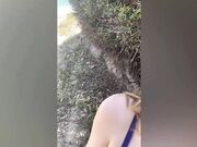Studentessa italiana fa un pompino a nero in spiaggia