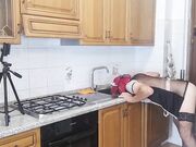 Sissi inculata da mistress in cucina con grosso cazzo