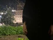 Esibizionista italiana si spoglia in Piazza del popolo