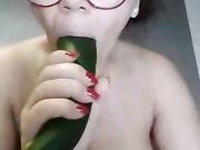 Mamma italiana tettona si masturba con la zucchina