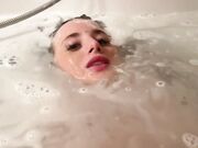 Alyson Thor si masturba nella vasca