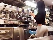 Barista in fuseaux con culo spettacolare