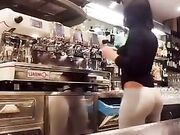 Barista in fuseaux con culo spettacolare