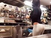 Barista in fuseaux con culo spettacolare