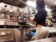 Barista in fuseaux con culo spettacolare