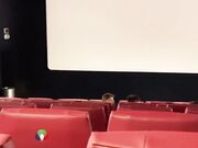 Ragazza italiana esibizionista al cinema