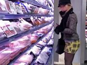 Ragazza italiana mostra le tette al supermercato