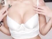 Lana in intimo bianco mostra le tette