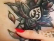 Ragazza tatuata si sditalina