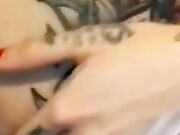 Ragazza tatuata si sditalina