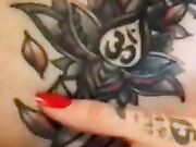 Ragazza tatuata si sditalina