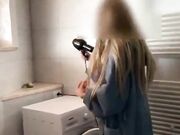 Fidanzata bionda inculata nel bagno