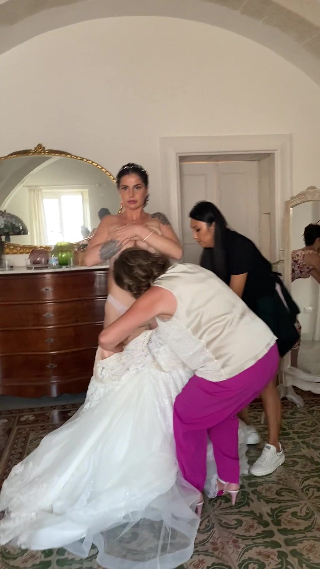 Sposa italiana nuda si prepara per il matrimonio Solopornoitaliani