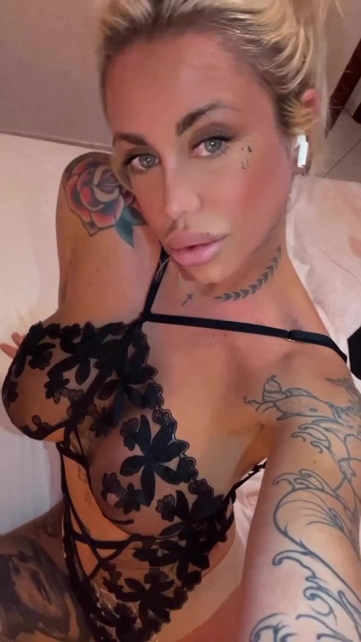 Commessa tatuata italiana xxx