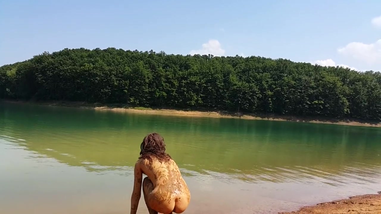 Morettina esibizionista nuda al fiume Solopornoitaliani Immagine