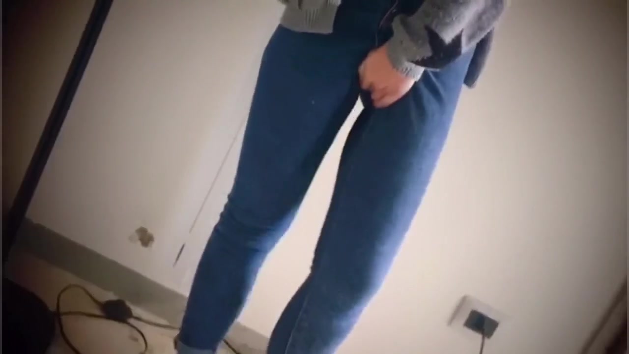 Italiana si piscia addosso coi jeans Solopornoitaliani foto